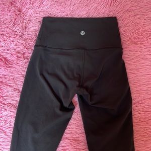 lululemon black cropped / capri leggings